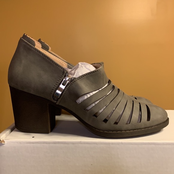 Heels - Picture 2 of 7